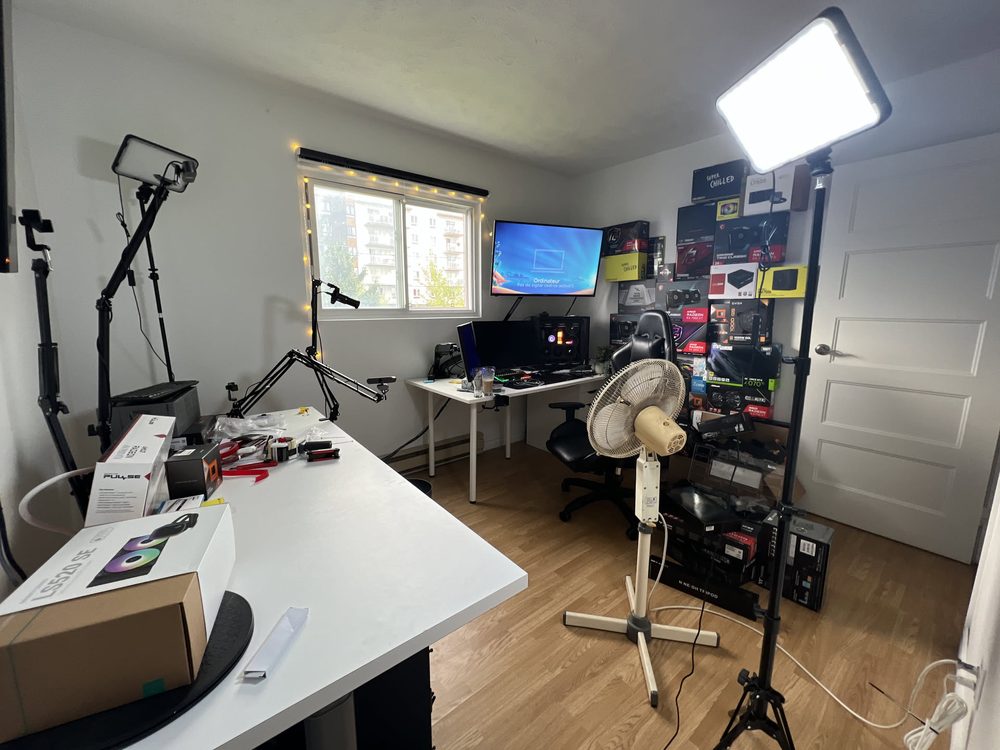 Studio Les PC de CDP — setup de création de contenu avec lumières et mur de composants