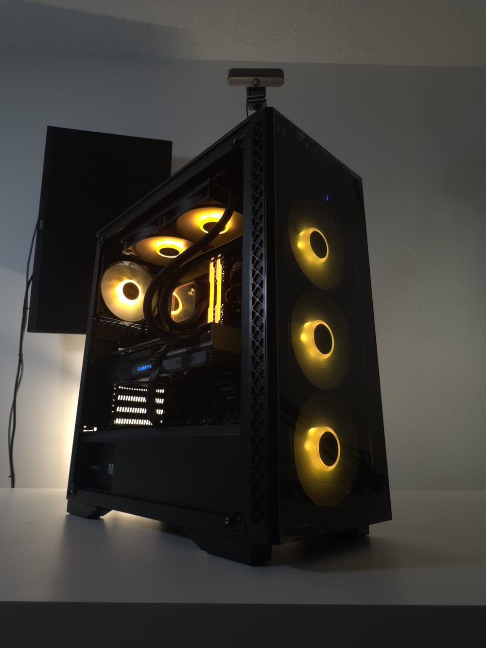 Build tour noir RGB jaune Gigabyte