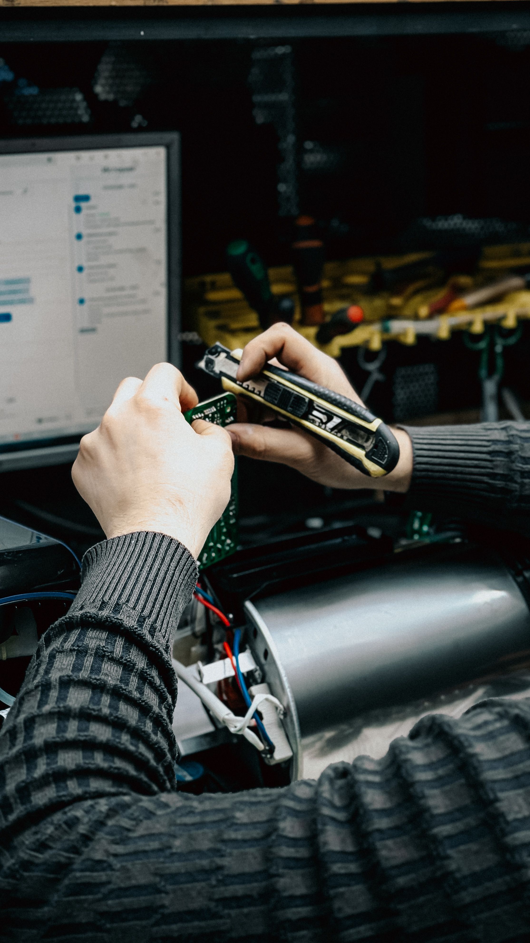 Technicien en train de réparer un composant électronique — CDP Informatique